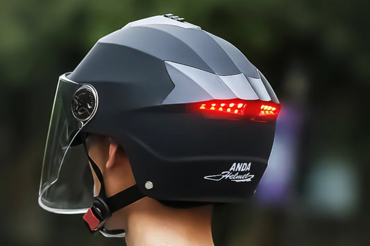 Casque vélo avec visière et clignotant - SafeMotion
